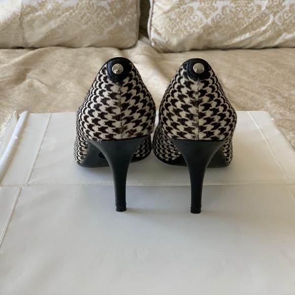 **SOLD** MICHAEL KORS FLEX PUMP HOUNDSTOOTH SIZE 9 - Picture 4 of 7